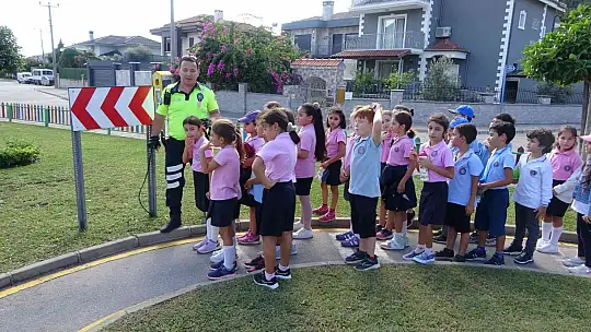 ÇOCUKLAR PARKTA HEM EĞLENDİ, HEM DE TRAFİK EĞİTİMİ ALDI