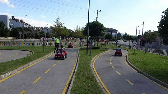 ÇOCUKLAR PARKTA HEM EĞLENDİ, HEM DE TRAFİK EĞİTİMİ ALDI