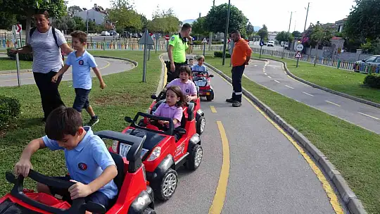 ÇOCUKLAR PARKTA HEM EĞLENDİ, HEM DE TRAFİK EĞİTİMİ ALDI
