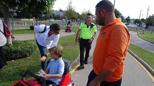 ÇOCUKLAR PARKTA HEM EĞLENDİ, HEM DE TRAFİK EĞİTİMİ ALDI