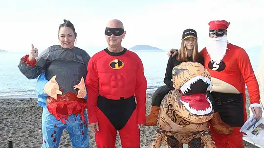 Çocuklar ve hayvanlara destek için denize girdiler