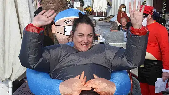 Çocuklar ve hayvanlara destek için denize girdiler