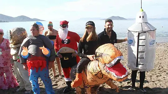 Çocuklar ve hayvanlara destek için denize girdiler