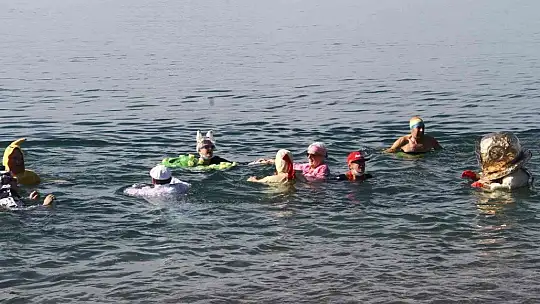 Çocuklar ve hayvanlara destek için denize girdiler