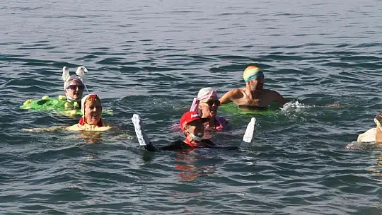 Çocuklar ve hayvanlara destek için denize girdiler