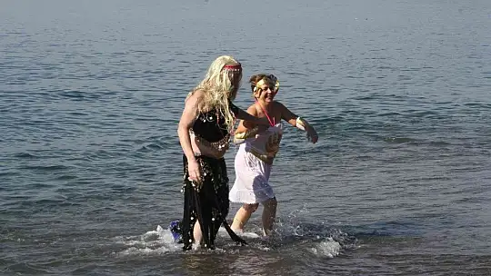 Çocuklar ve hayvanlara destek için denize girdiler