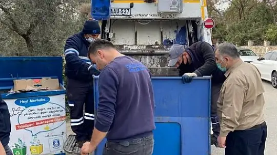 Çöp toplarken konteynırda yavru kedilerle karşılaştı