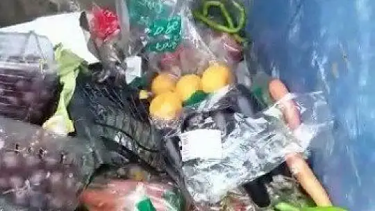 Çöpten taze meyve sebze çıktı