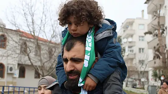 CUMHURBAŞKANINI GÖRMEK İÇİN 6 ÇOCUĞUYLA FRANSA'DAN GELDİ