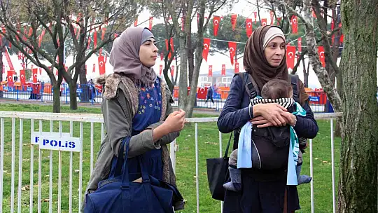 CUMHURBAŞKANINI GÖRMEK İÇİN 6 ÇOCUĞUYLA FRANSA'DAN GELDİ