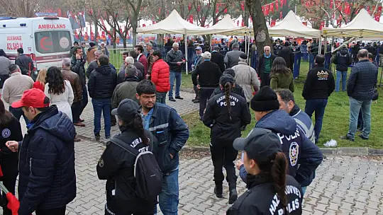 CUMHURBAŞKANINI GÖRMEK İÇİN SOĞUĞA ALDIRIŞ ETMEDEN SAATLER ÖNCESİNDEN MEYDANLARI DOLDURDULAR