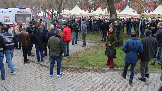 CUMHURBAŞKANINI GÖRMEK İÇİN SOĞUĞA ALDIRIŞ ETMEDEN SAATLER ÖNCESİNDEN MEYDANLARI DOLDURDULAR