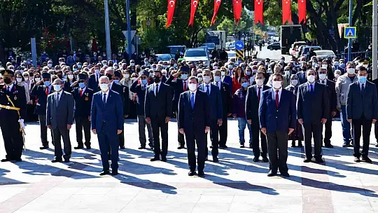 Cumhuriyet Bayramı kutlama programı çelenk sunma töreni ile başladı