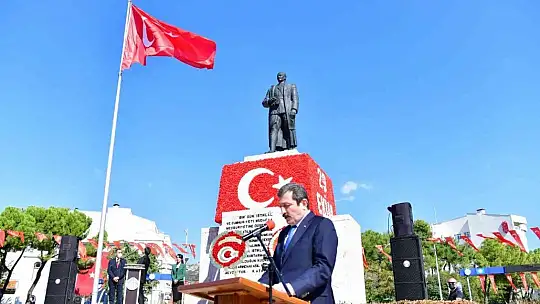 Cumhuriyet Bayramı kutlama programı çelenk sunma töreni ile başladı