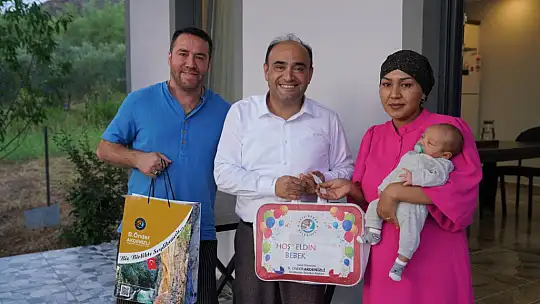 Başkan Akdenizli'den Yeni Doğan Bebeklere Sürpriz Hediye