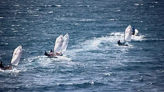 Dalgalara aldırış etmeden denize girdiler