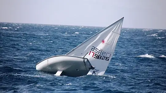 Dalgalara aldırış etmeden denize girdiler