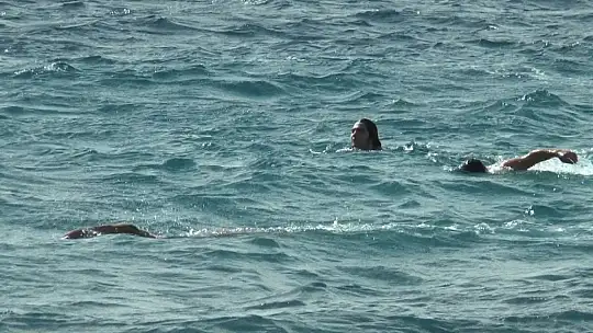 Dalgalara aldırış etmeden denize girdiler