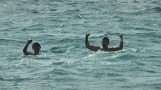 Dalgalara aldırış etmeden denize girdiler
