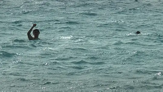 Dalgalara aldırış etmeden denize girdiler