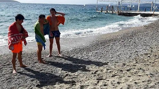 Dalgalara aldırış etmeden denize girdiler