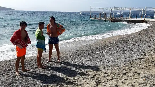 Dalgalara aldırış etmeden denize girdiler