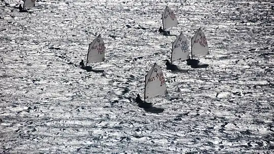 Dalgalara aldırış etmeden denize girdiler