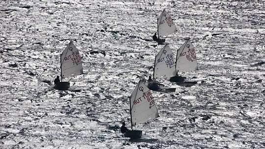 Dalgalara aldırış etmeden denize girdiler