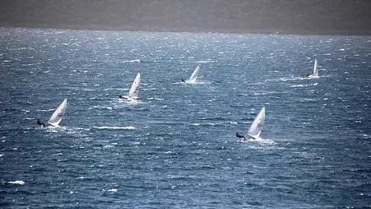 Dalgalara aldırış etmeden denize girdiler