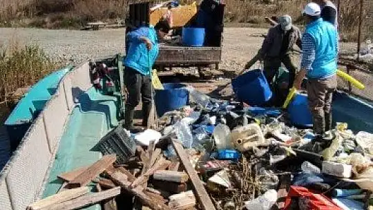 Dalyan Kanalı ve Köyceğiz Gölü'nde temizlik çalışmalarına devam ediliyor