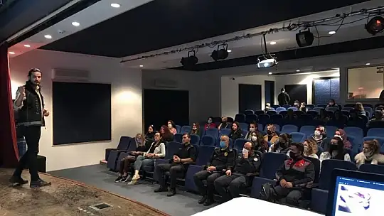 Datça'da 'En iyi narkotik polisi anne' semineri verildi