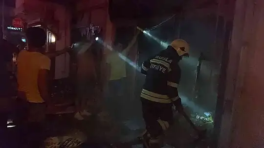 Datça'da bir zincir market şubesinde çıkan yangında maddi hasar meydana geldi