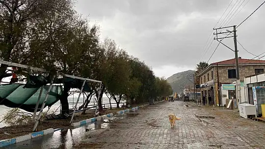 DATÇA'DA FIRTINA RESTORANIN PLATFORMUNU ÇÖKERTTİ