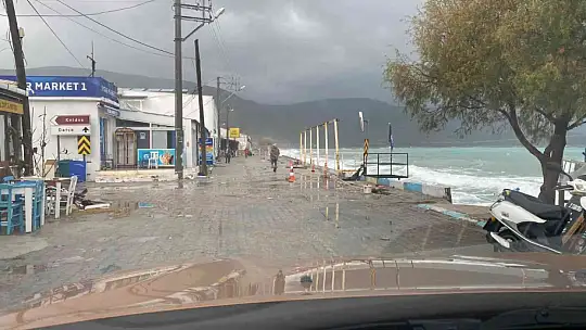DATÇA'DA FIRTINA RESTORANIN PLATFORMUNU ÇÖKERTTİ