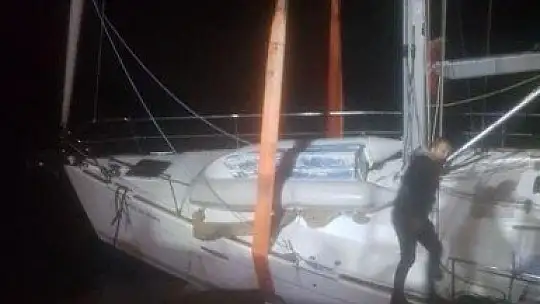 Datça'da fırtına sonrası tekne karaya oturdu