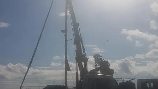 Datça'da fırtına sonrası tekne karaya oturdu