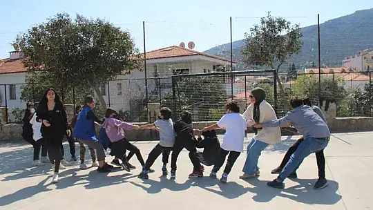 Datça'da öğrenciler, 'Merkezim Her Yerde' projesi ile keyifli vakit geçirdi