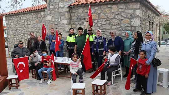 Datça'da polisin Karagöz ve Hacivat oyunu öğrencilerden büyük alkış aldı