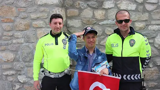 Datça'da polisin Karagöz ve Hacivat oyunu öğrencilerden büyük alkış aldı