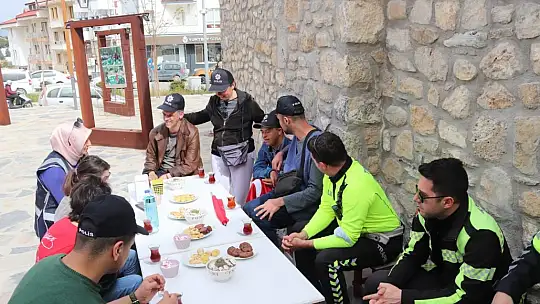 Datça'da polisin Karagöz ve Hacivat oyunu öğrencilerden büyük alkış aldı