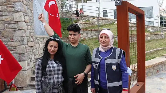 Datça'da polisin Karagöz ve Hacivat oyunu öğrencilerden büyük alkış aldı