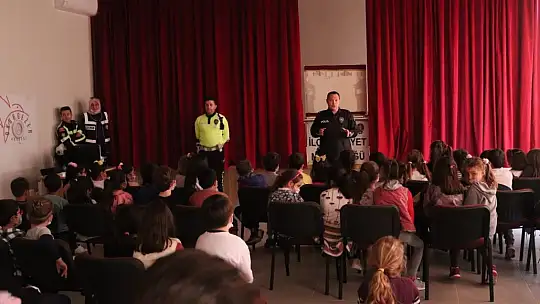 Datça'da polisin Karagöz ve Hacivat oyunu öğrencilerden büyük alkış aldı