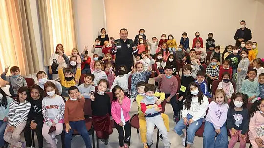 Datça'da polisin Karagöz ve Hacivat oyunu öğrencilerden büyük alkış aldı