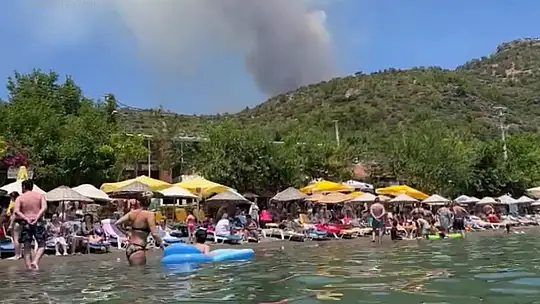 Datça'daki orman yangınına havadan ve karadan müdahale sürüyor