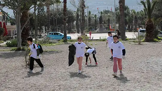 Deniz'in dibinden 2 saate 192 kilogram çöp çıktı