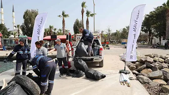 Deniz'in dibinden 2 saate 192 kilogram çöp çıktı
