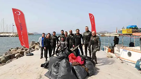 Deniz'in dibinden 2 saate 192 kilogram çöp çıktı