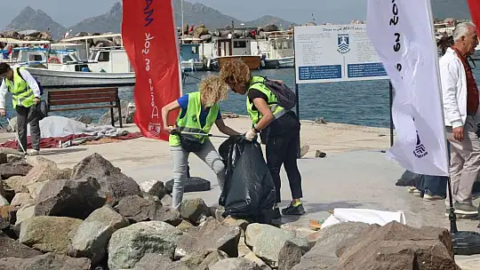 Deniz'in dibinden 2 saate 192 kilogram çöp çıktı