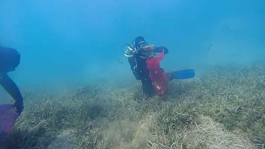 Deniz'in dibinden 2 saate 192 kilogram çöp çıktı