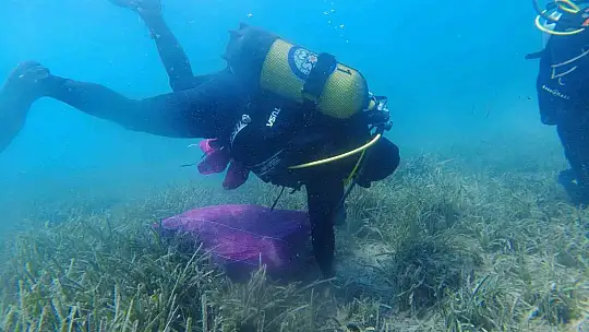 Deniz'in dibinden 2 saate 192 kilogram çöp çıktı